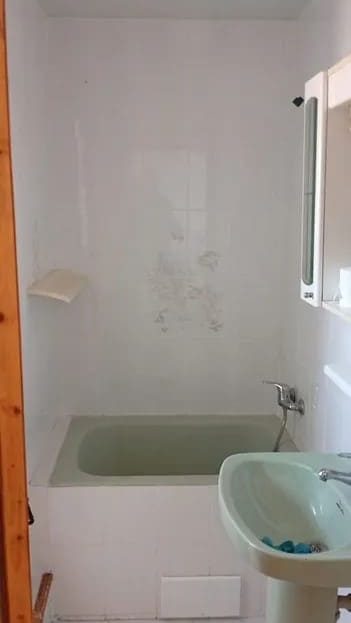 Ванная комната с ванной, умывальником и естественным освещением