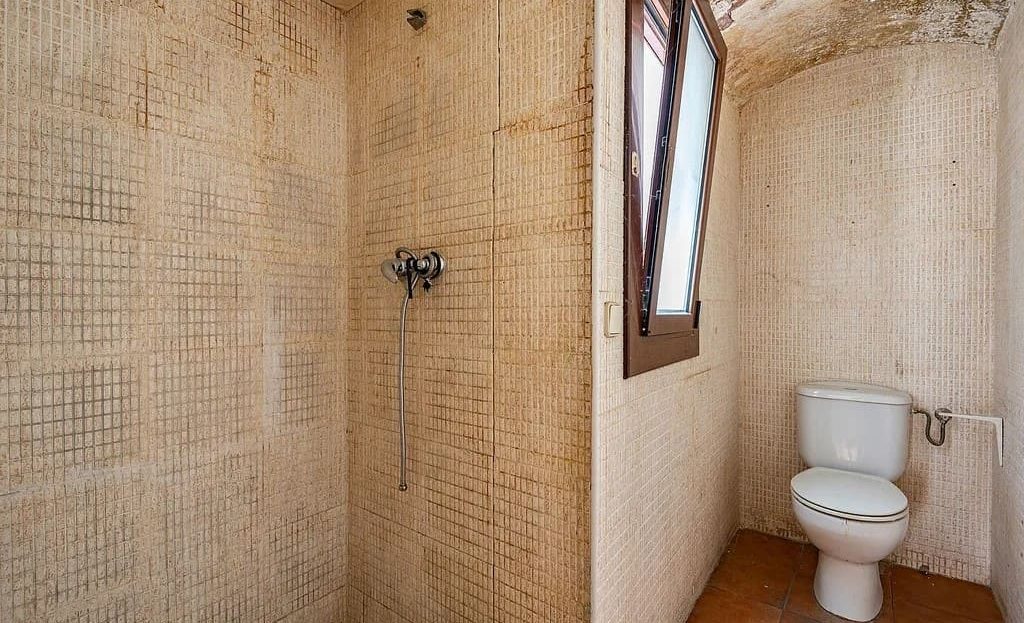 Ванная комната под ремонт с базовой сантехникой