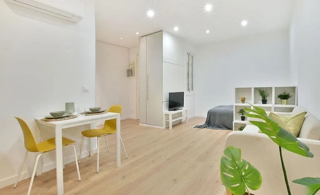 Общий вид жилого пространства лофта с зоной столовой