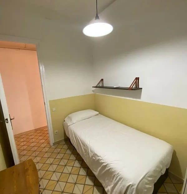 Одноместная спальня с мебелью