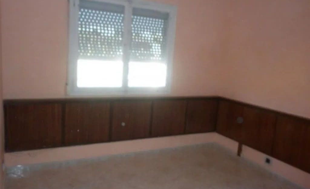 Комната с деревянными панелями и окном