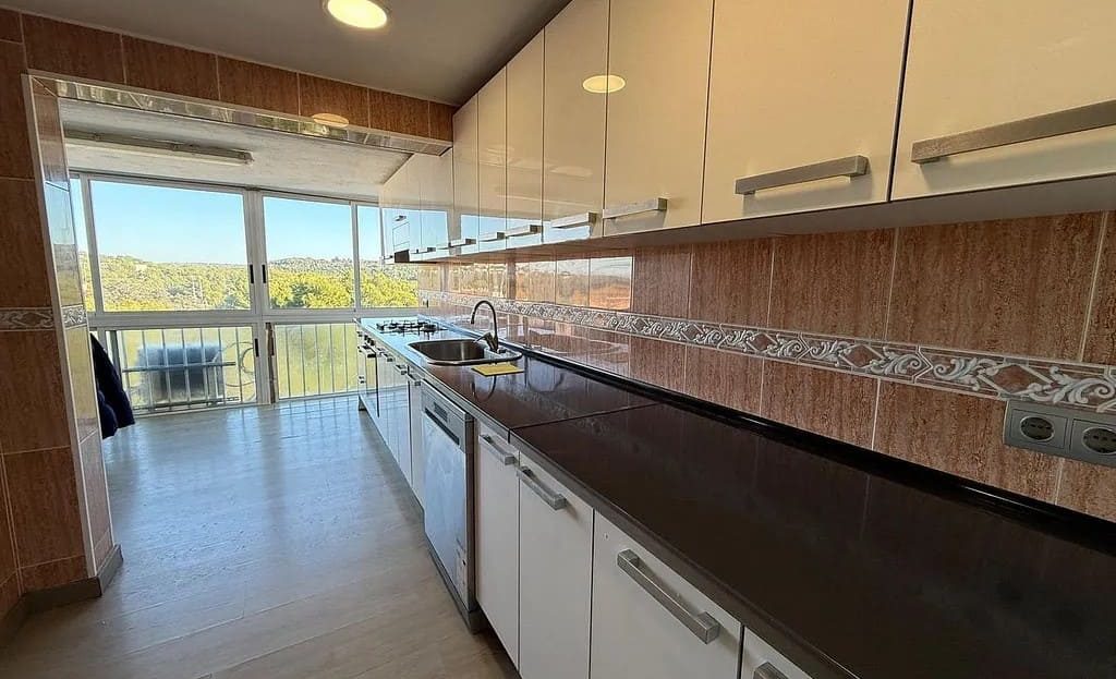 Гостиная с зоной для обеденного стола и современной отделкой