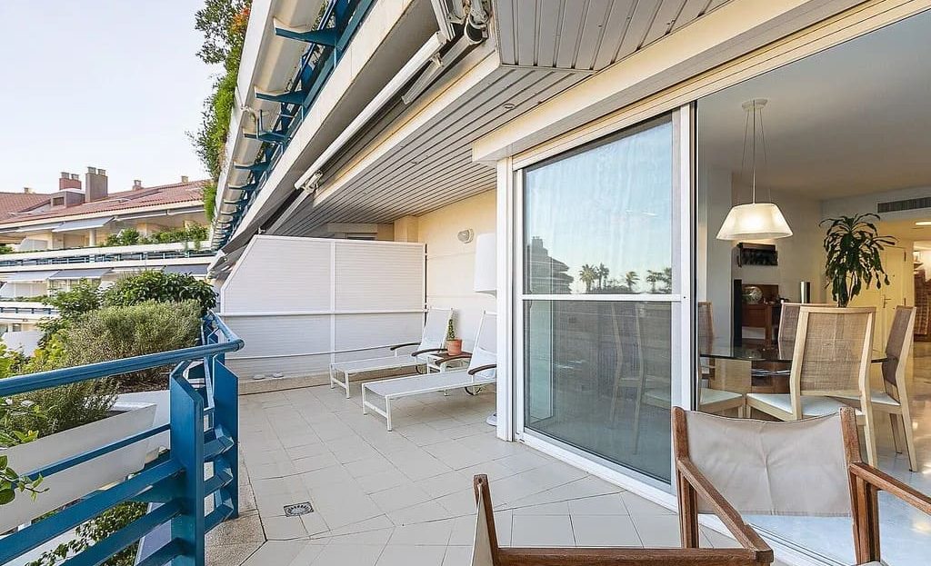 Терраса квартиры с видом на море и набережную