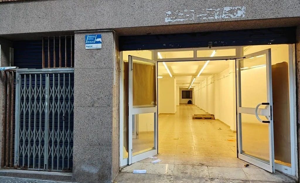 Вход в коммерческое помещение с улицы и витринным остеклением