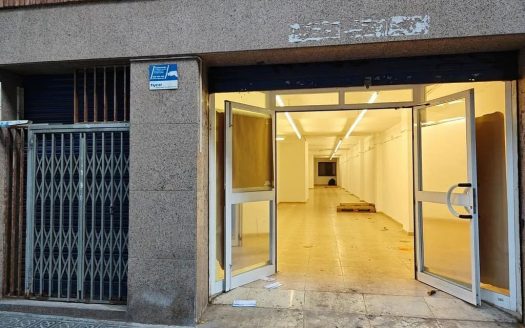 Вход в коммерческое помещение с улицы и витринным остеклением