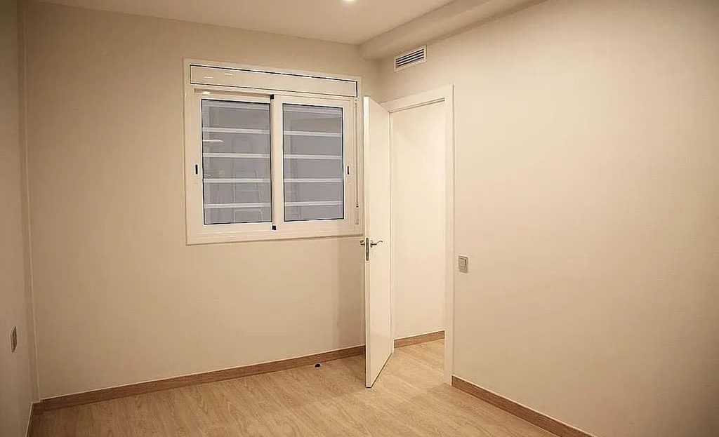 Спальня с окном и кондиционером