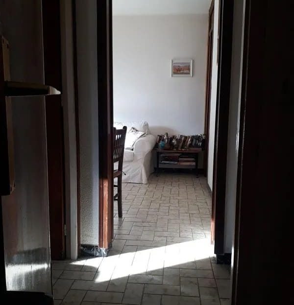 Коридор, ведущий в гостиную и другие комнаты.