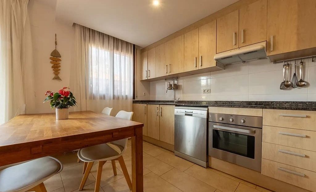 Кухня в пентхаусе с деревянной мебелью и техникой