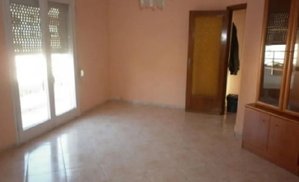 Гостиная или спальня с выходом в коридор и большим окном