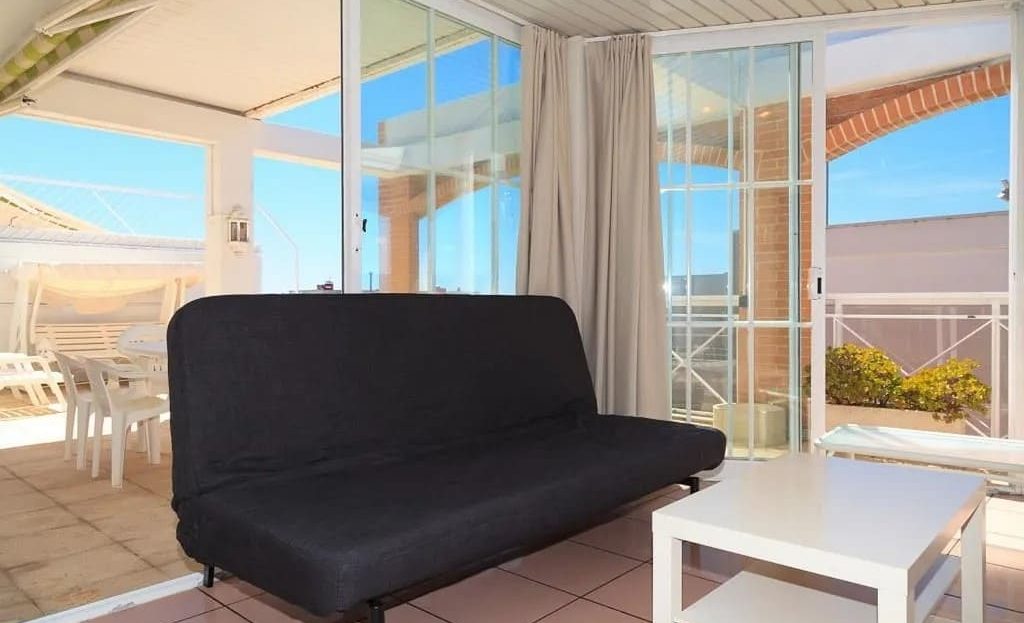 Гостиная с выходом на большую террасу и видом на море.