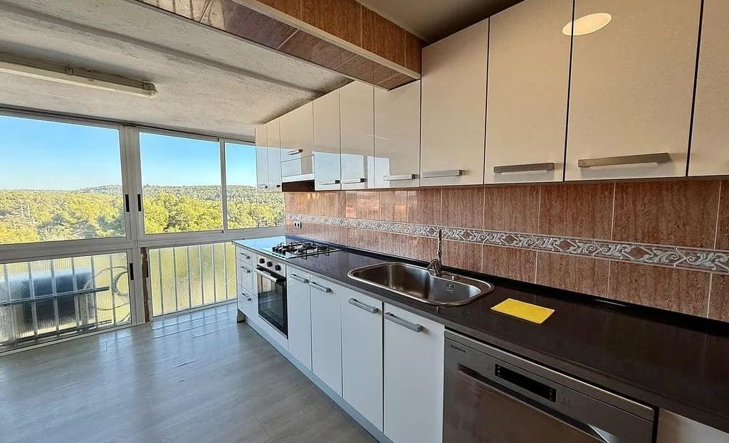 Отдельная кухня с новой мебелью и выходом на балкон