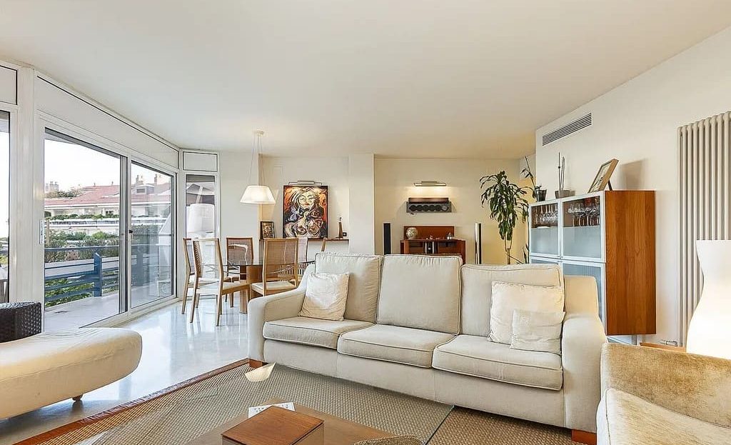 Светлая гостиная с выходом на террасу и морским видом