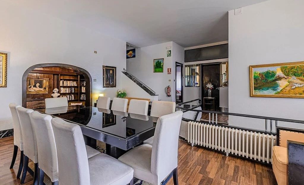 Обеденная зона с выходом в жилые помещения дома