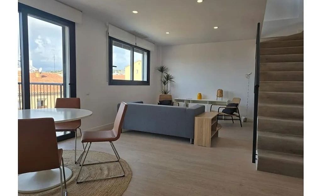 Общая жилая зона с лестницей на верхний уровень