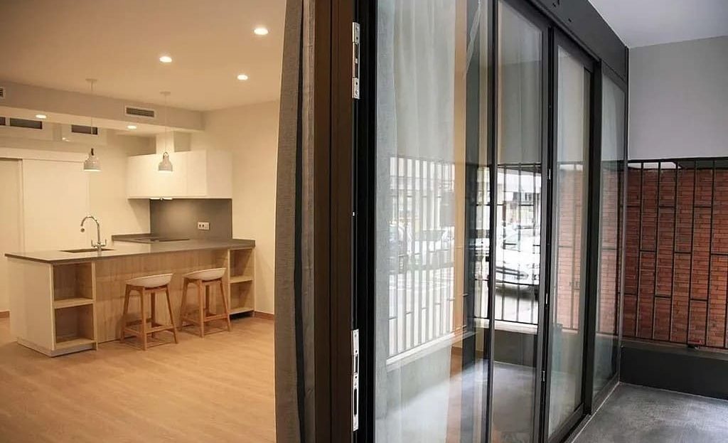 Выход на террасу из гостиной, панорамные раздвижные двери