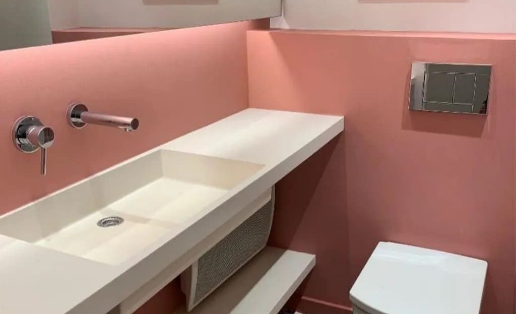 Современная ванная комната с дизайнерской отделкой и подвесной сантехникой