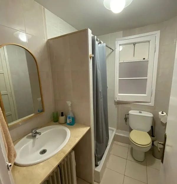 Ванная комната с душевой кабиной и умывальником