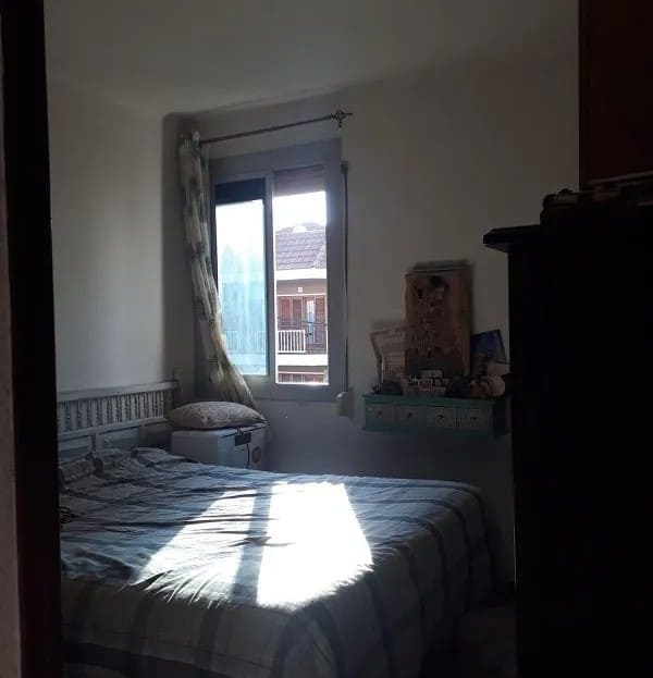 Спальня с окном и двуспальной кроватью.