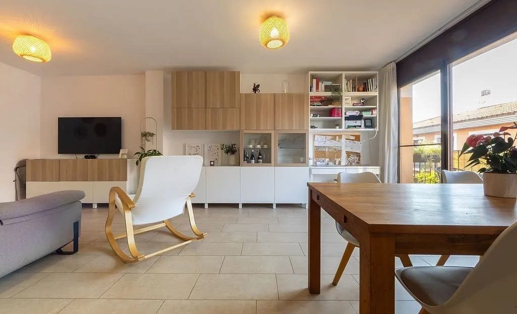 Гостиная с зонами хранения и большим окном