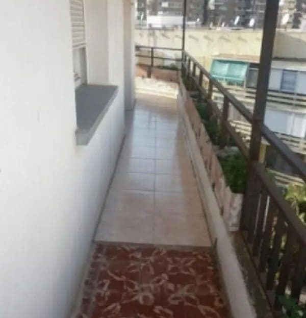 Балкон квартиры с видом на улицу