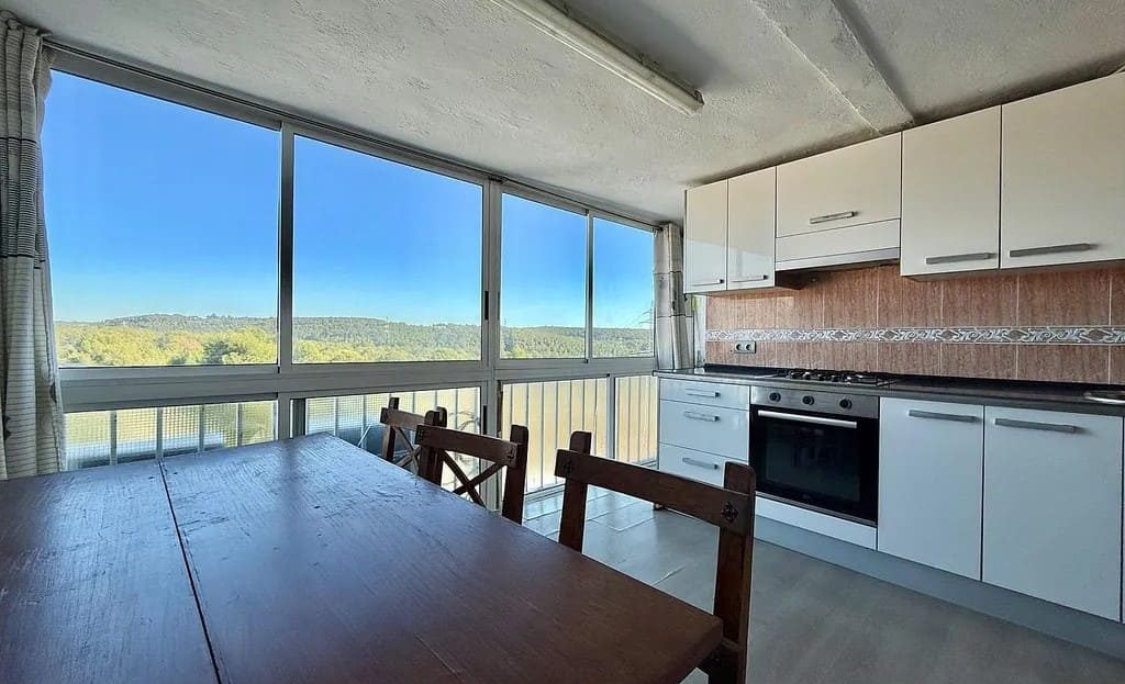 Полностью оборудованная кухня с встроенной техникой