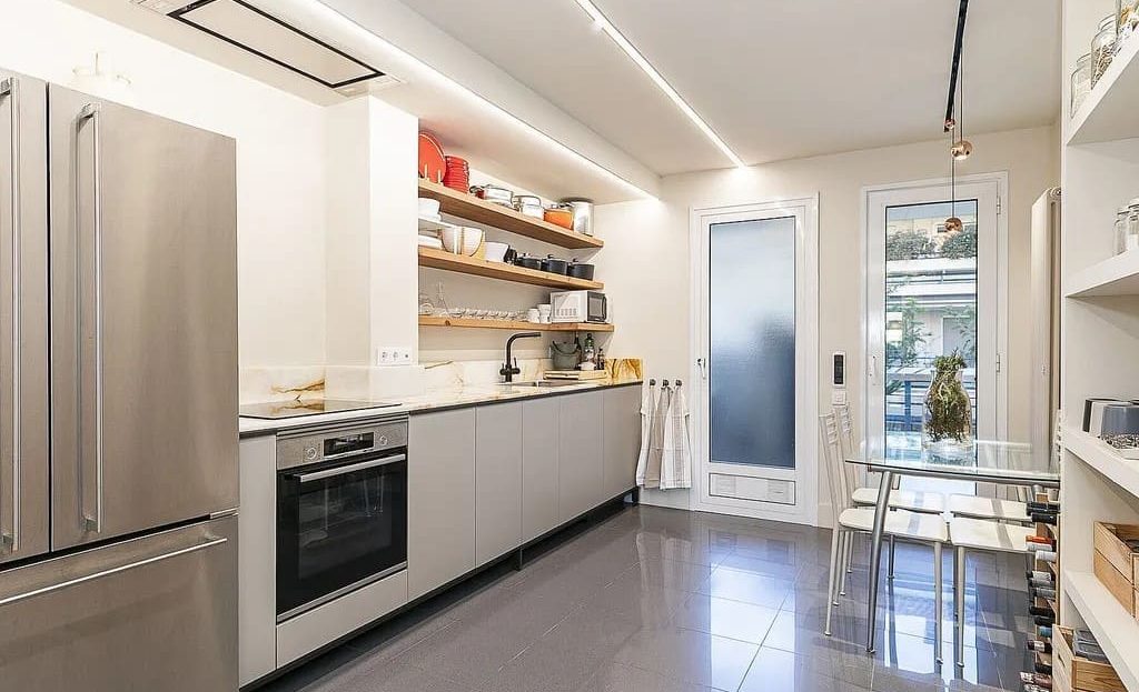 Современная кухня открытой планировки с встроенной техникой