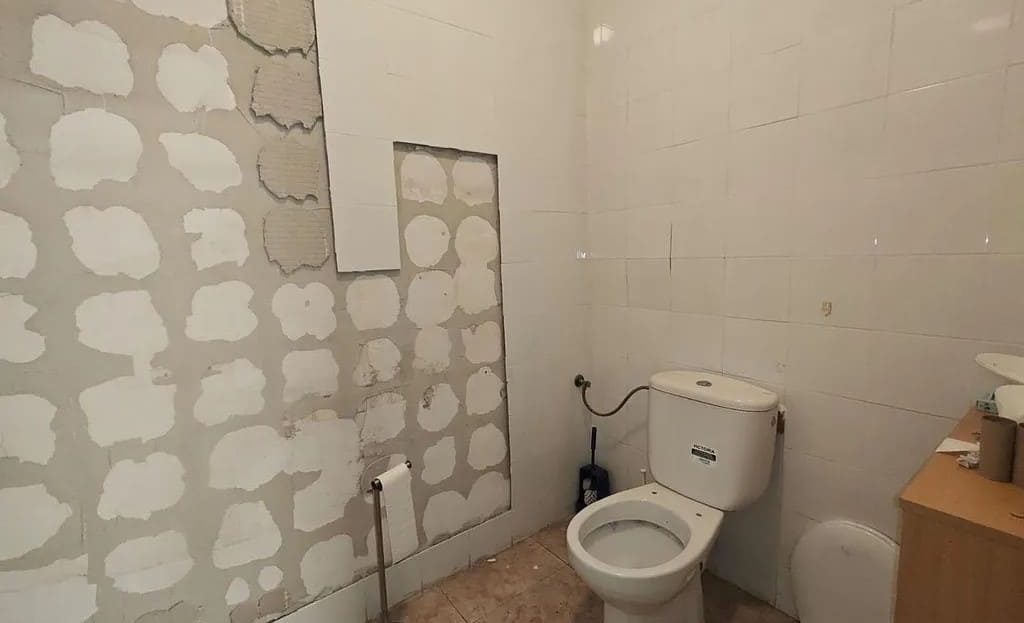 Санузел в коммерческом помещении на первом этаже