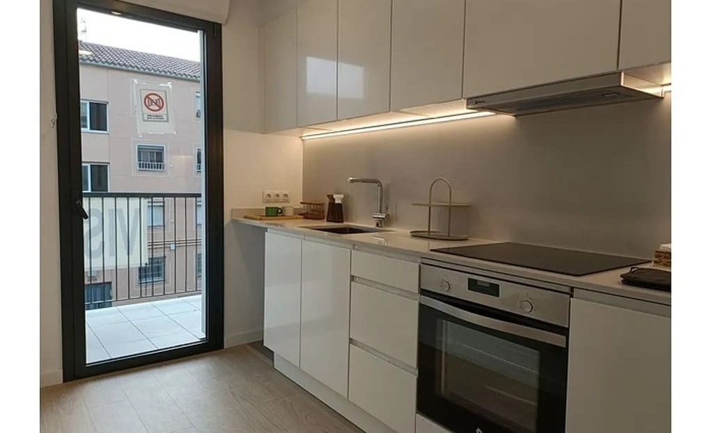 Полностью оборудованная кухня с встроенной техникой