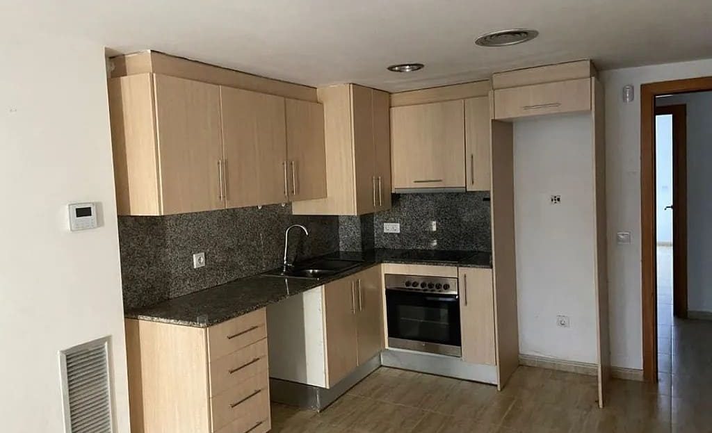 Кухня студии с мебелью и бытовой техникой