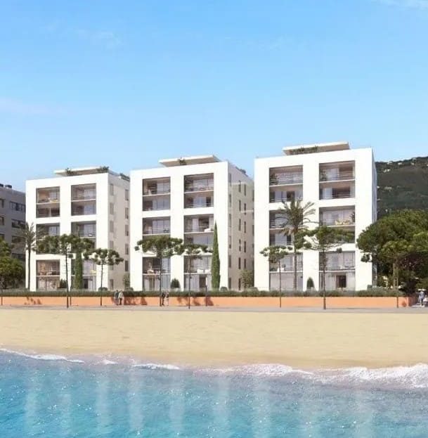 Фасад современного жилого комплекса у пляжа в Плайя-де-Аро, вид со стороны моря