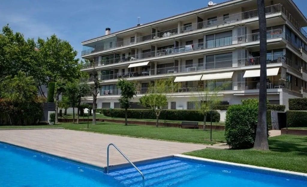 Жилой комплекс с бассейном и зелёной территорией, фасад здания