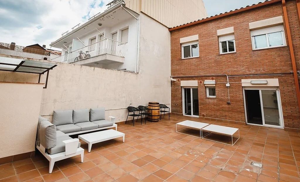 Просторная терраса дуплекса с зоной отдыха в Феналсе