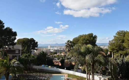 Панорамный вид на участок виллы с бассейном и садами