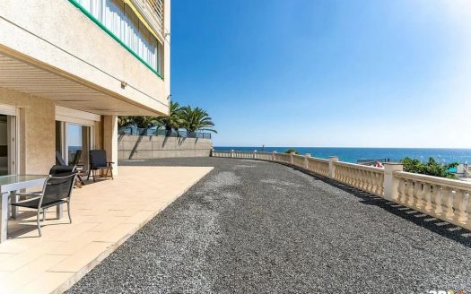 Просторная терраса 600 м² с видом на Средиземное море у квартиры в Салоу.