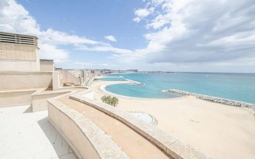 Вид с террасы пентхауса на пляж и море в Сан-Антонио-де-Калонже