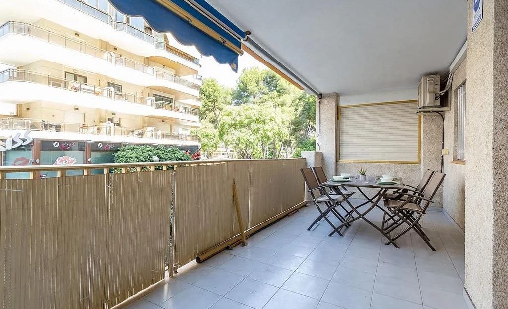 Терраса квартиры с обеденной зоной и видом на соседние здания в Салоу