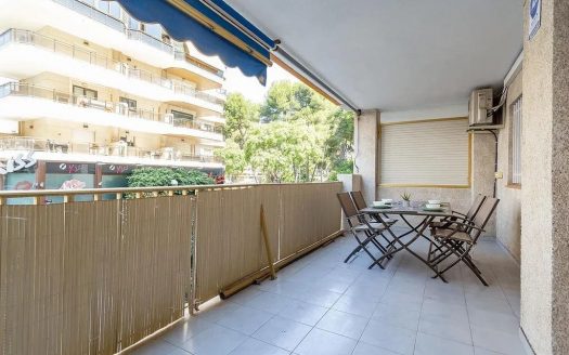 Терраса квартиры с обеденной зоной и видом на соседние здания в Салоу