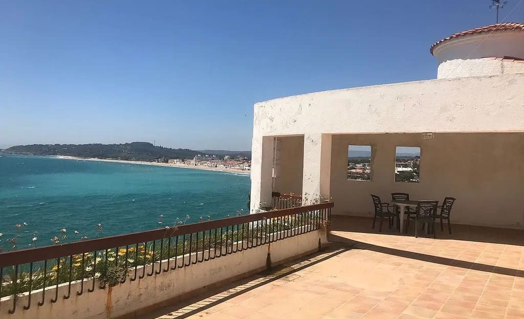 Терраса с панорамным видом на море в Торредембарра