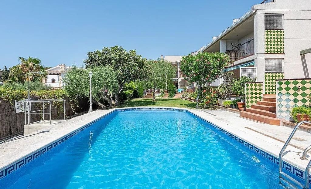 Общий бассейн жилого комплекса с зоной отдыха