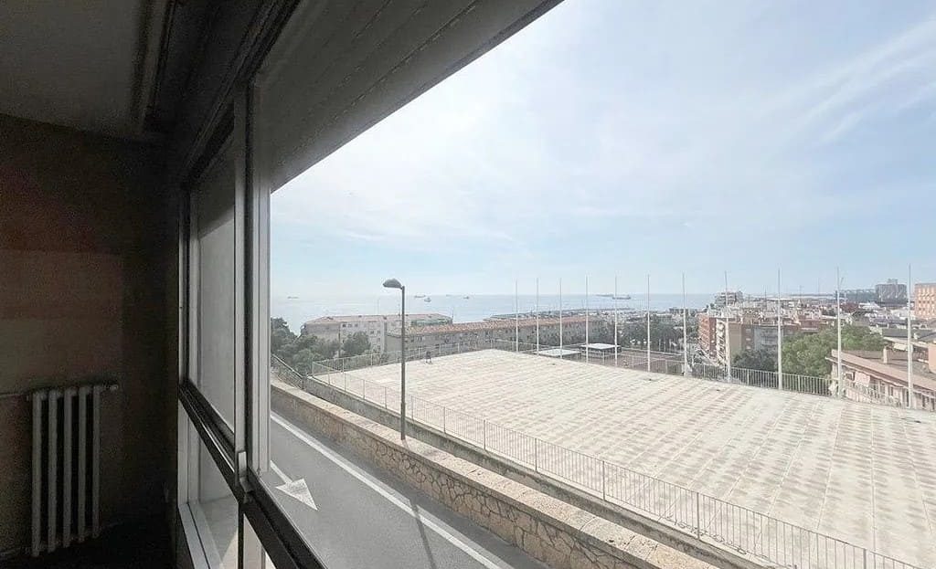 Вид на море и порт Таррагоны из окна квартиры