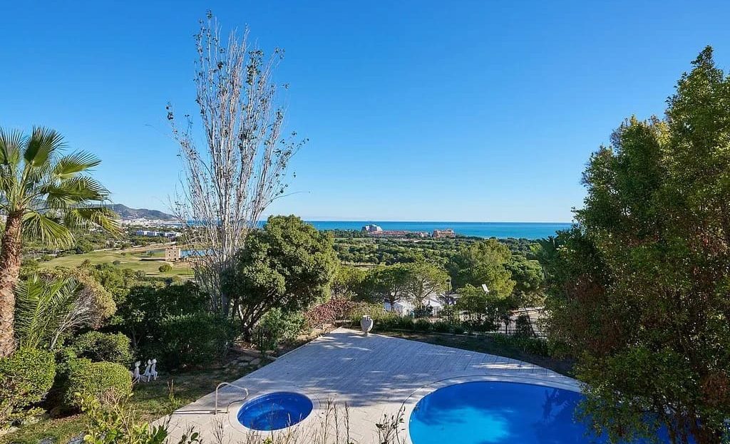 Панорамный вид на участок виллы с бассейном и Средиземным морем