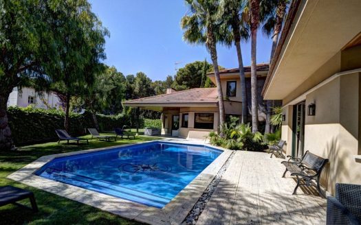 Бассейн виллы с садом и зоной отдыха в престижном районе Terramar, Sitges