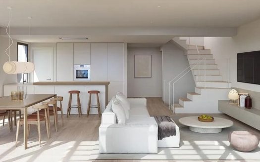 Светлая гостиная с открытой планировкой, обеденной зоной и большими окнами.