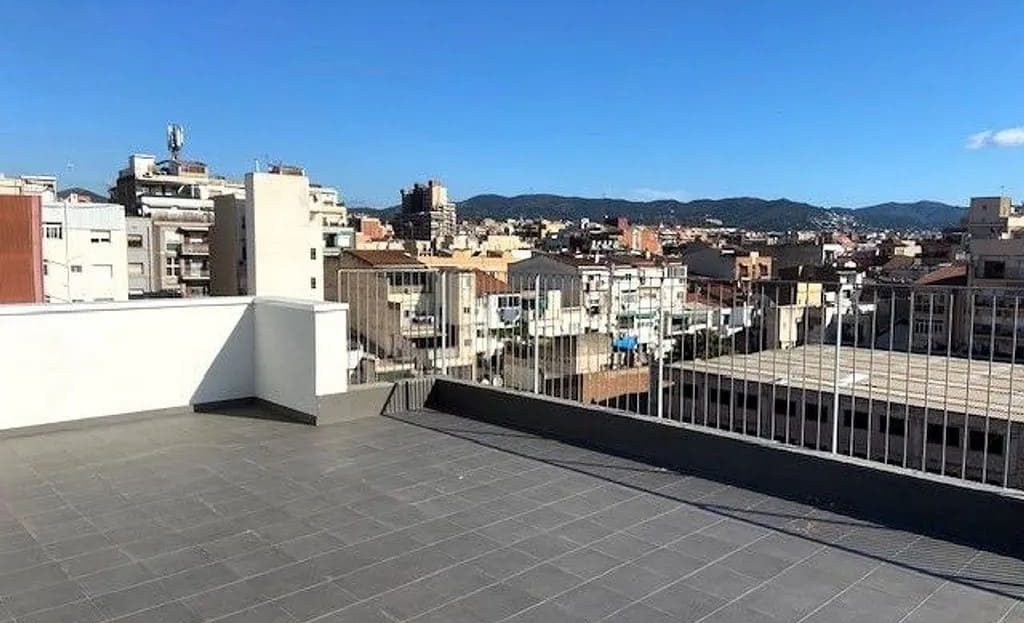 Просторная терраса пентхауса с панорамным видом на город и горы