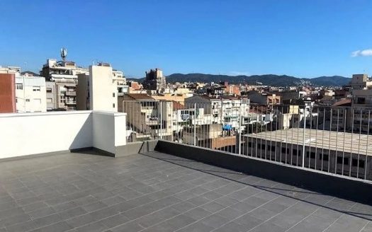 Просторная терраса пентхауса с панорамным видом на город и горы