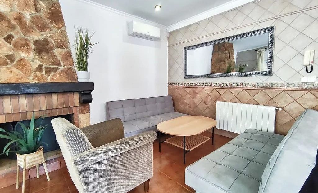 Гостиная зона с камином и мягкой мебелью