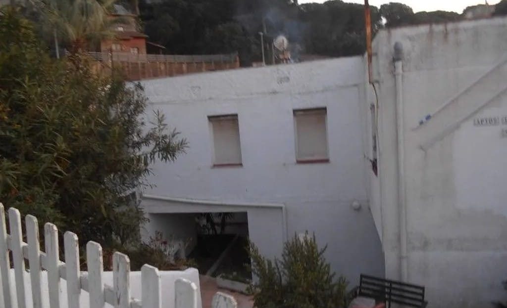 Фасад дома и дворик квартиры, расположенной в Льорет-де-Мар