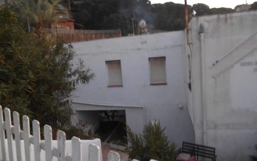 Фасад дома и дворик квартиры, расположенной в Льорет-де-Мар