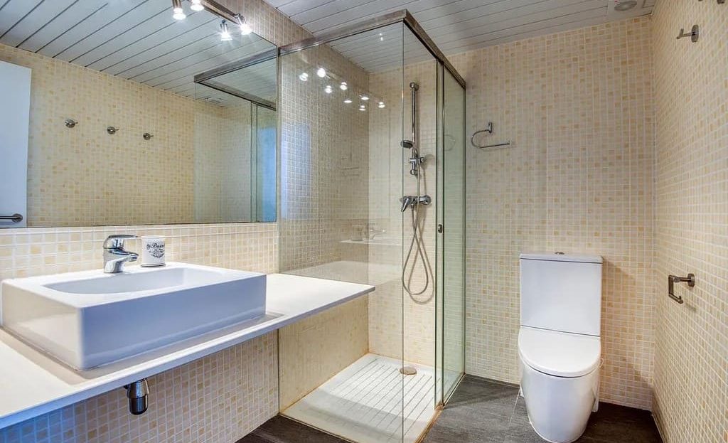 Современная ванная комната в новостройке Плайя-де-Аро с душевой кабиной