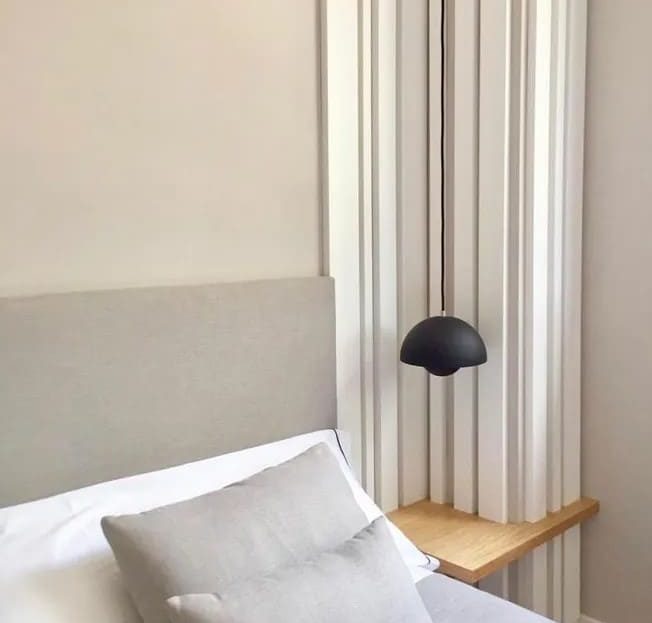 асть спальни новостройки в Плайя-де-Аро с прикроватной тумбой и акцентным освещением